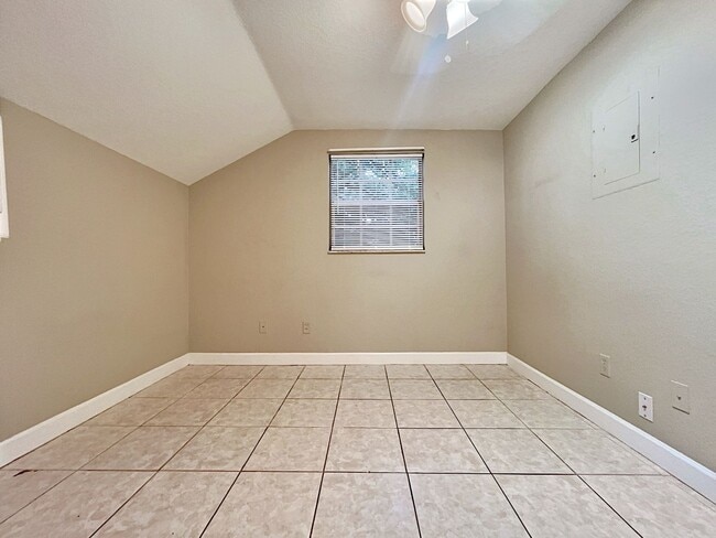 Building Photo - 1/1 Condo in College Park