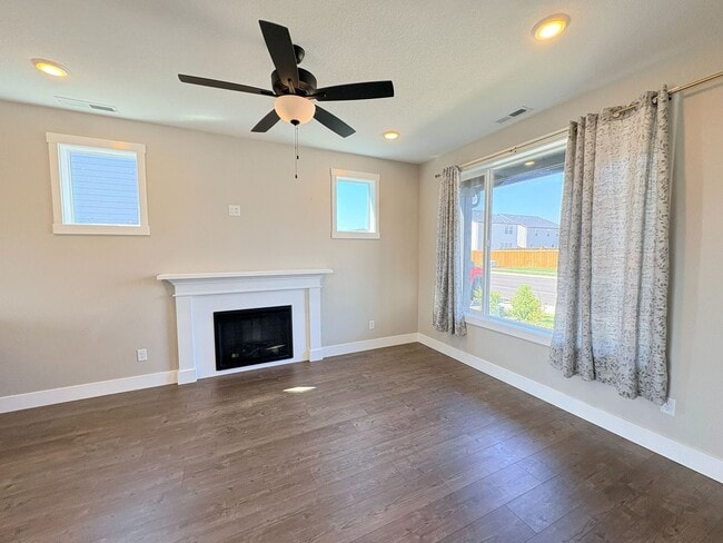 Building Photo - 3 Bedroom, 2.5 Bathroom Home Available in NE Salem!