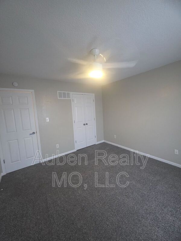 Building Photo - 7010 N Gower Ave