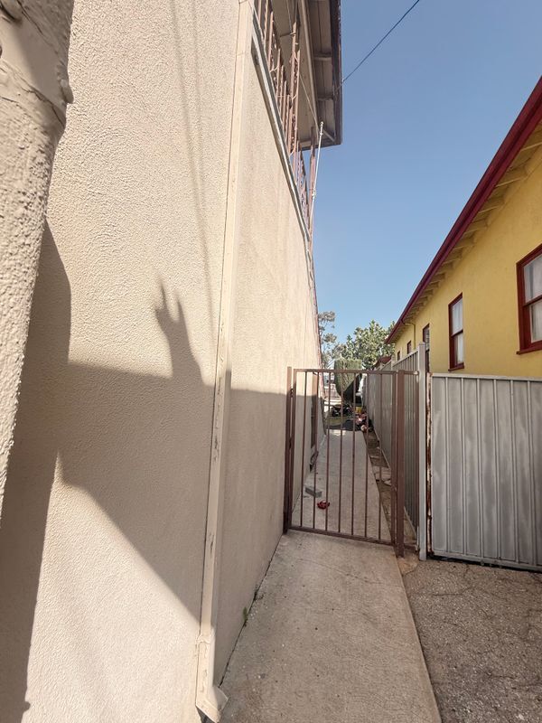 Building Photo - 2431 W Beverly Blvd