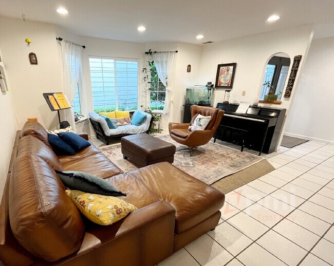 Building Photo - Exquisite 4-Bedroom Solar Home in Prime Location with Community Amenities