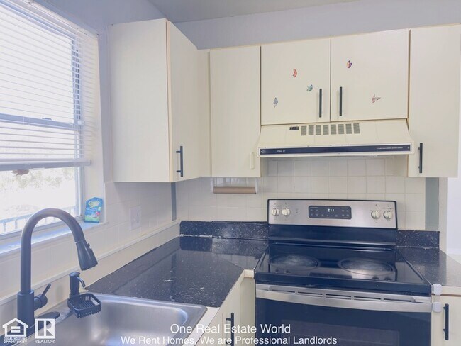 Building Photo - 2504 Woodgate Blvd