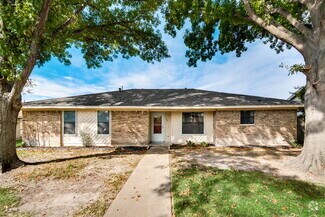 Building Photo - $2200 Wylie: Single level house with wood ...