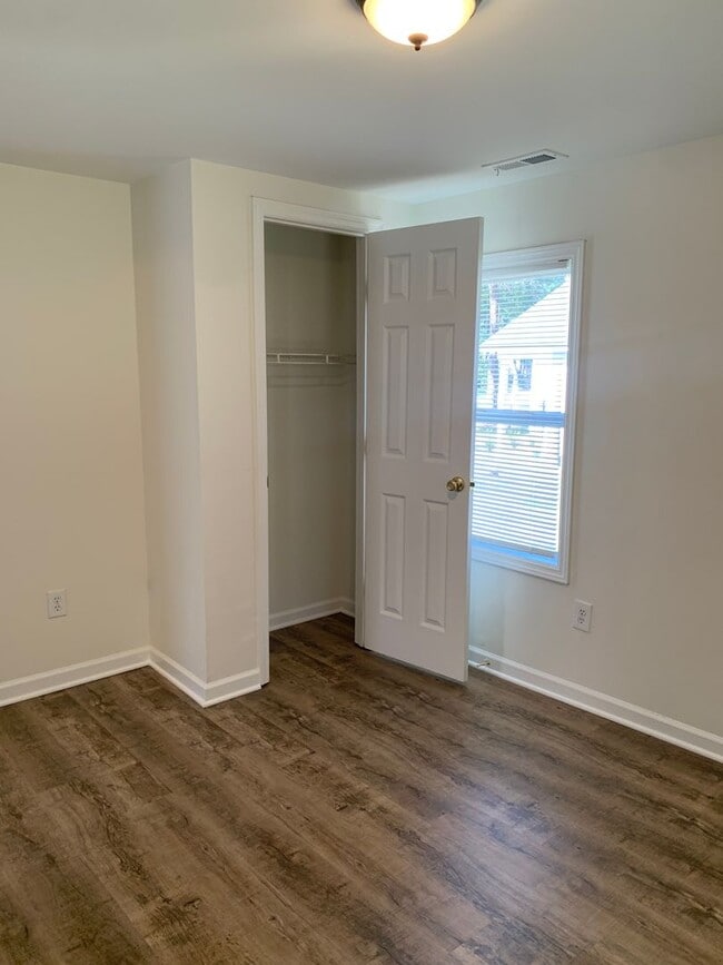 Building Photo - $500 OFF 1ST MONTH'S RENT! 3 Bedroom, 1 Bath house on Hillsdale Drive