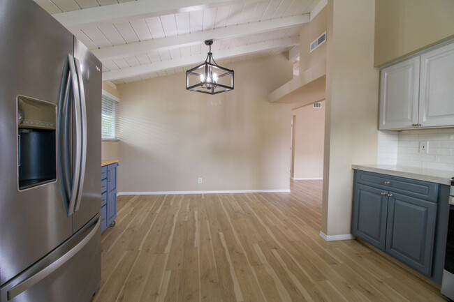 Building Photo - 14446 San Dieguito Dr