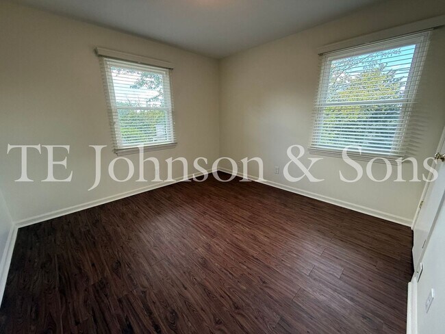 Building Photo - Modern 2 Bedroom Apartment with Water Included on Forsyth St