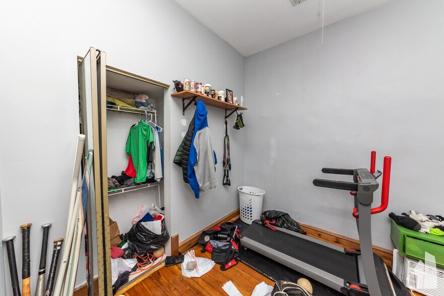 Building Photo - 2057 W Roscoe St