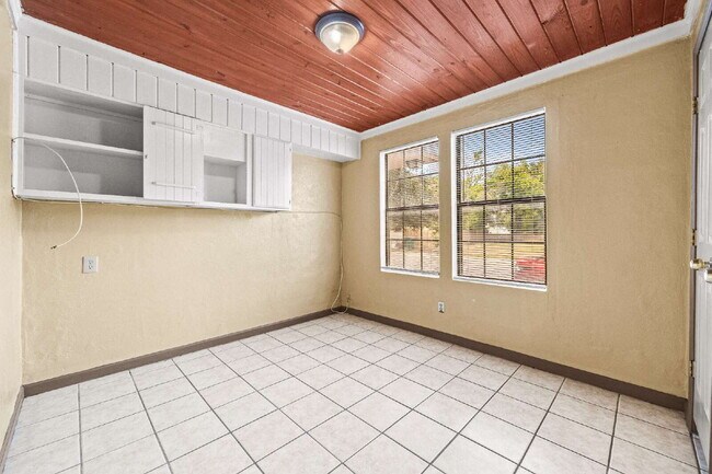 Building Photo - Convenient Living! 3 Bedroom Triplex with Driveway Parking