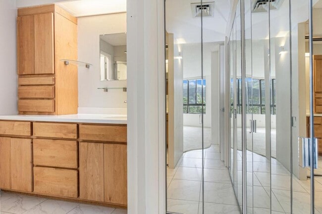 Building Photo - 6770 Hawaii Kai Dr