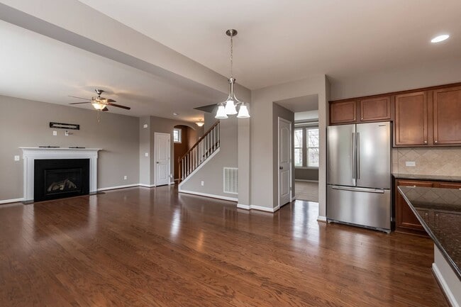 Building Photo - Gorgeous LARGE Family Home!