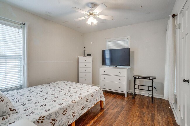 Building Photo - Classic 4 Bed, 2 Bath Home in the Heart of...