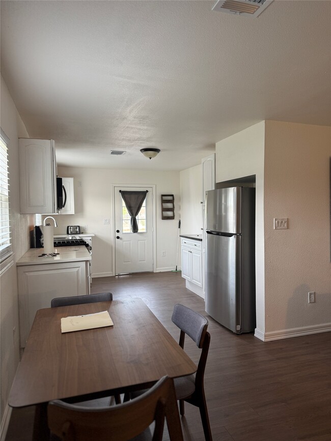 Building Photo - 5607 Collins Rd