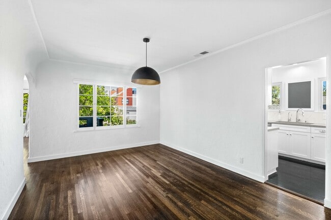 Building Photo - 1516 S Crest Dr