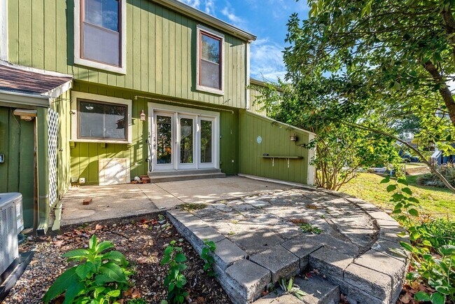 Building Photo - Live the Lake Lifestyle! 3-bedroom, 1.5-bath Condo