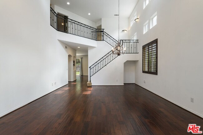Building Photo - 14321 Hortense St