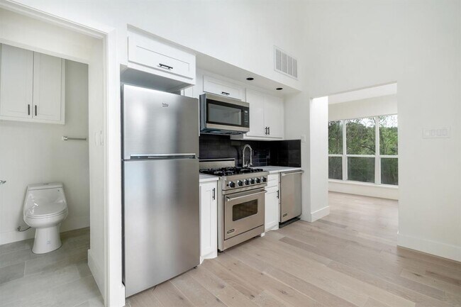 Building Photo - 1716 Bartoncliff Dr