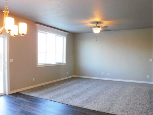 Building Photo - Beautiful and spacious 4 bed 2.5 bath home in Sovi Sub just off Eagle and Victory