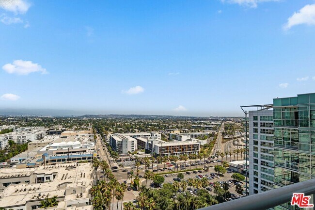Building Photo - 13700 Marina Pointe Dr