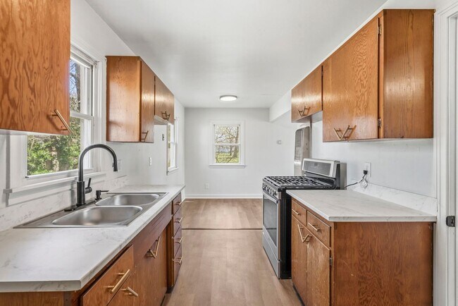 Building Photo - 1 Bedroom | 1 Bathroom | House with Carport | Located on a Quiet Street| Lawn Care and Trash Incl...