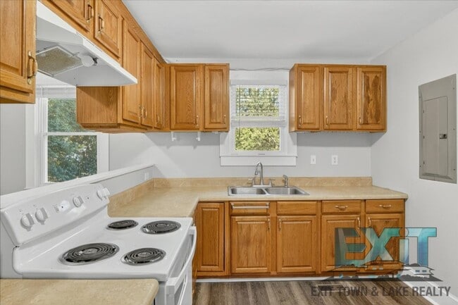 Building Photo - 2 Bedroom & 1 Bathroom Home