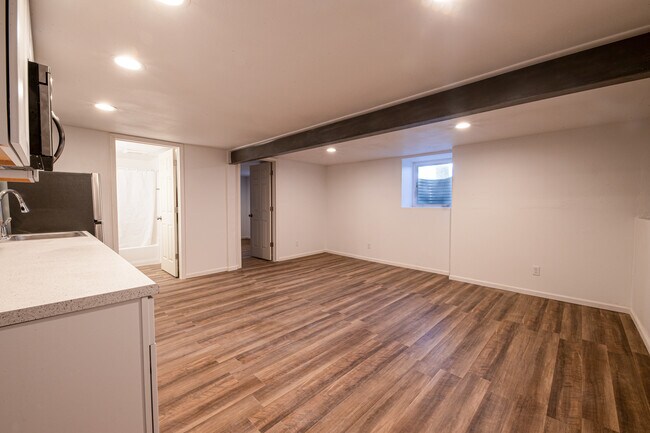 Primary Photo - 9836 N Clarendon Ave