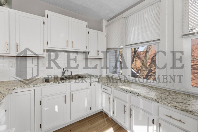 Building Photo - 3325 Victor Pl