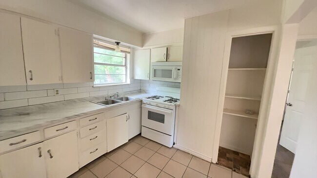 Building Photo - Upgraded 4 bedroom 2.5 bathroom house!  HO...