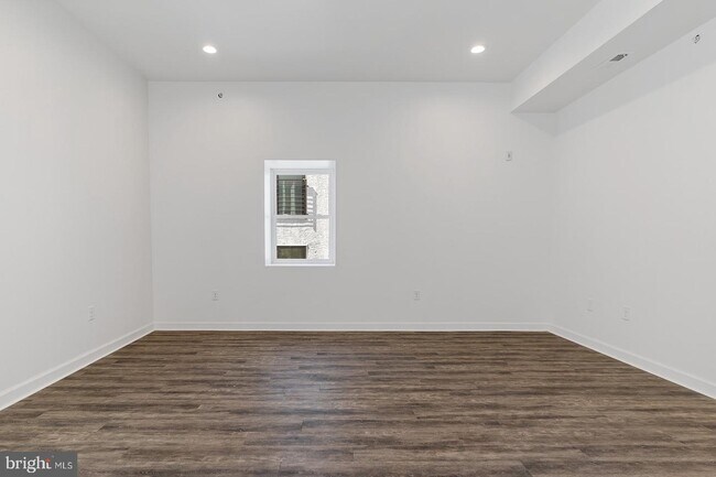 Building Photo - 980 N Marshall St