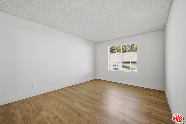 Building Photo - 1352 S Carmelina Ave