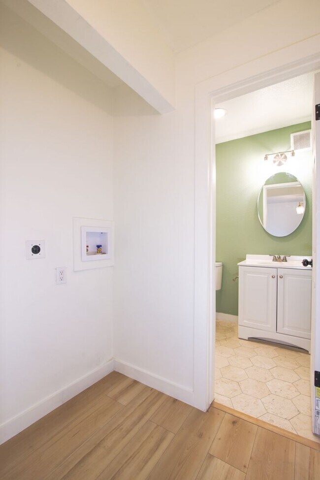 Building Photo - Beautiful 2-bedroom, 1-bathroom townhouse located in the vibrant city of El Paso