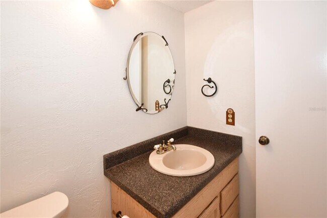 Building Photo - 690 Island Way