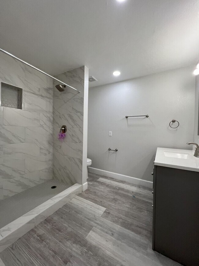 Building Photo - REMODELED 3 BEDROOM PLUS BONUS ROOM/BEDROOM. GREAT BACKYARD