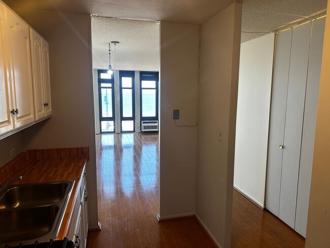 Building Photo - Sunny Studio with Lakeside Views