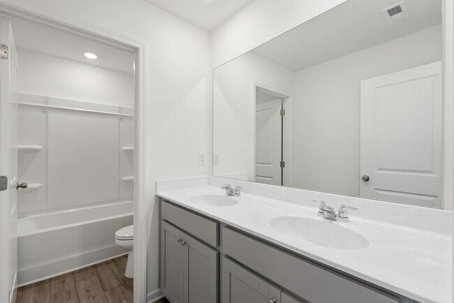 Building Photo - Victoria Heights - 5 bedroom -For Rent $2350