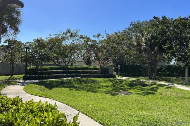 Building Photo - 405 NE 35th Ct
