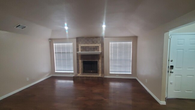 Building Photo - Move in ready Duplex!  Garland ISD