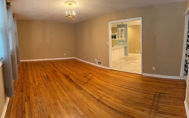 Building Photo - 5 Bedroom/4 Bath Home for lease on 1.5 Acr...