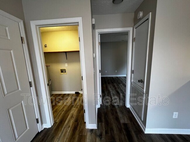 Building Photo - 1425 Ireland Dr