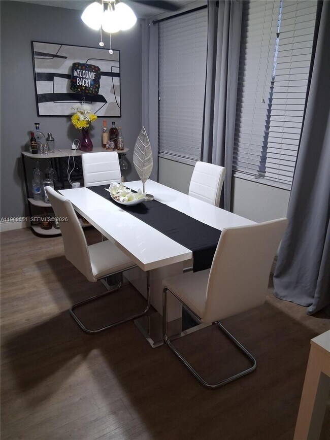 Building Photo - 9450 Live Oak Pl