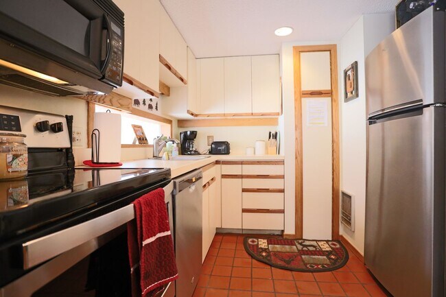 Building Photo - Summer Seasonal 6 Month Lease Available!  $1,700/ mo Charming Two-Bedroom Condo in Waterville, NH!