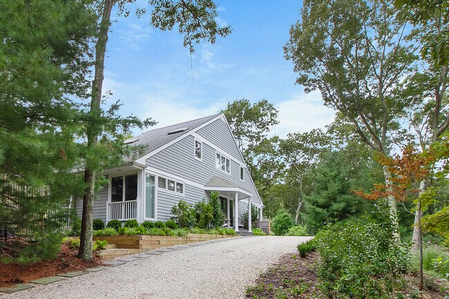 Building Photo - 723 Hands Creek Rd