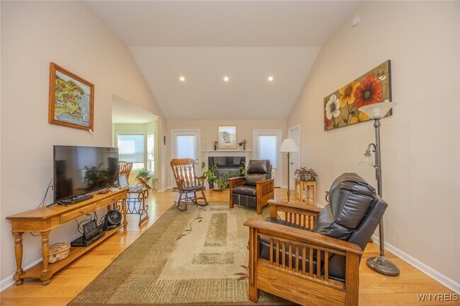 Building Photo - 105 Pine St