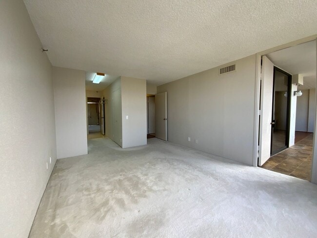 Building Photo - RARELY AVAILABLE MAKIKI PARK PLACE - ALL UTILITIES INCLUDED!