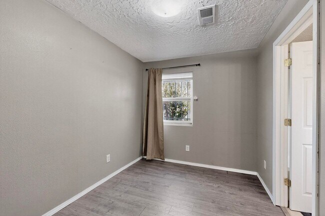 Building Photo - Historic Bungalow House 2/bd 1/ba 730/sf