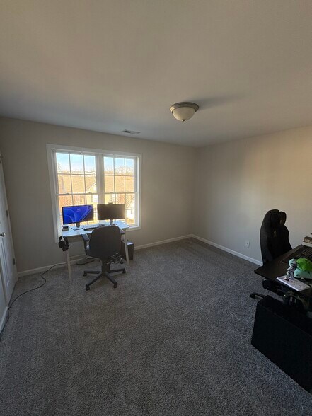 Building Photo - 1810 Broadway St