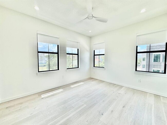 Building Photo - 1302 E Kay St