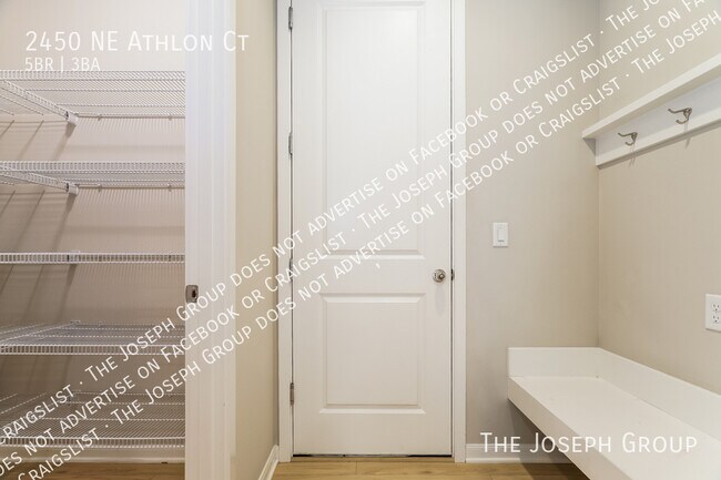Building Photo - 2450 NE Athlon Ct