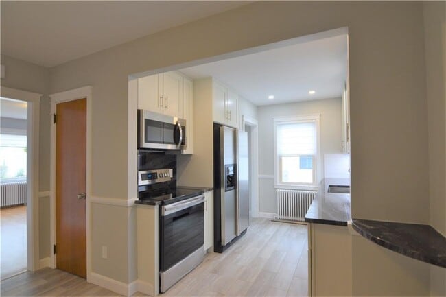 Building Photo - 5 Holten Ave