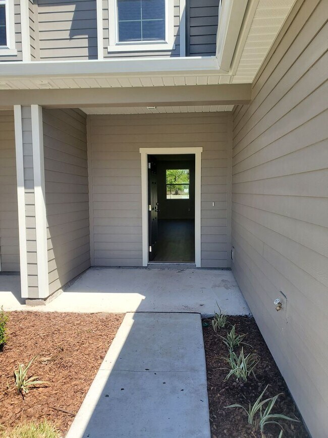 Building Photo - 3 BEDROOM 2.5 BATH TOWNHOME