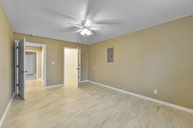 Building Photo - 1106 Brewster Ave